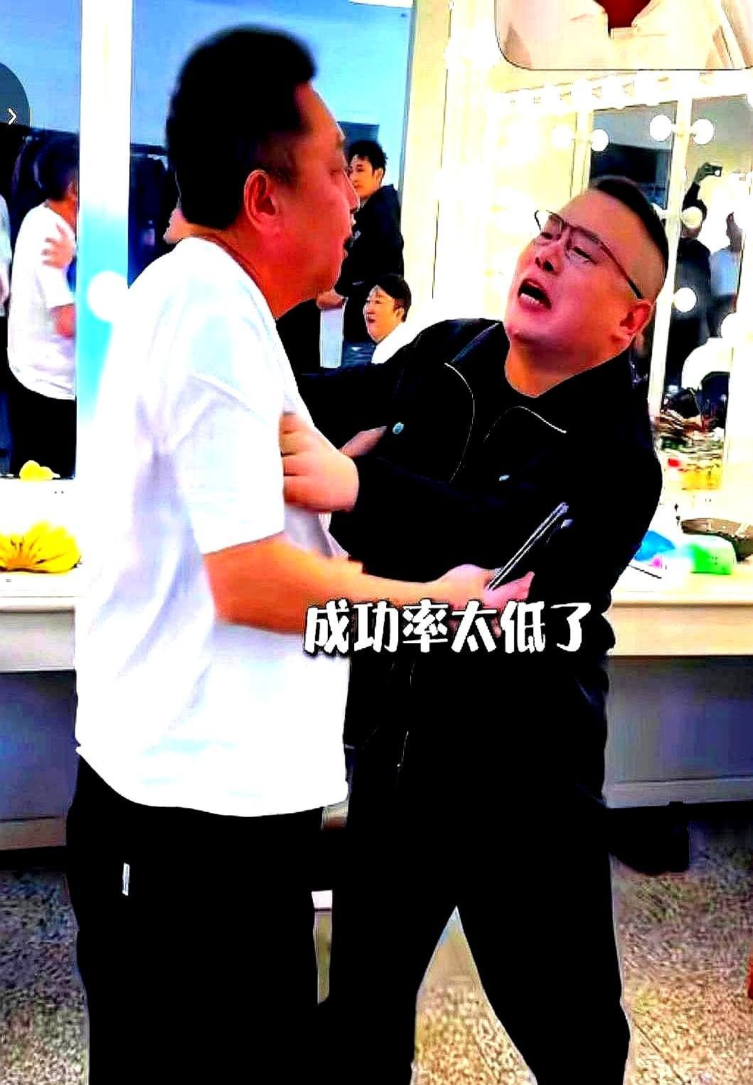 几十个壮汉堵门要钱，岳云鹏带头跪了一地。这不是黑社会收账，是德云社春节保留节目