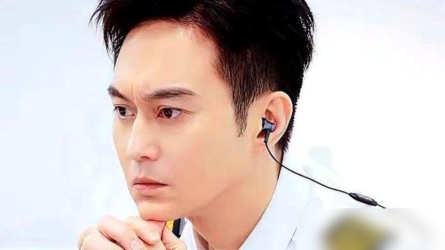 张智霖又哭穷，说袁咏仪买包买到他快破产，结果转头袁咏仪就被拍到拎着百万稀有皮爱马仕出门。这包可不是消