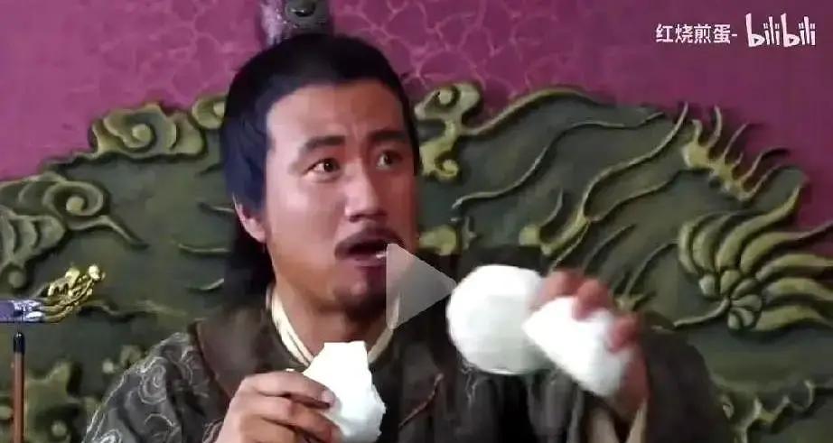 你被古装剧骗了。朱元璋啃的馒头，扔给狗都不吃。不是夸张。南京明故宫挖出来的