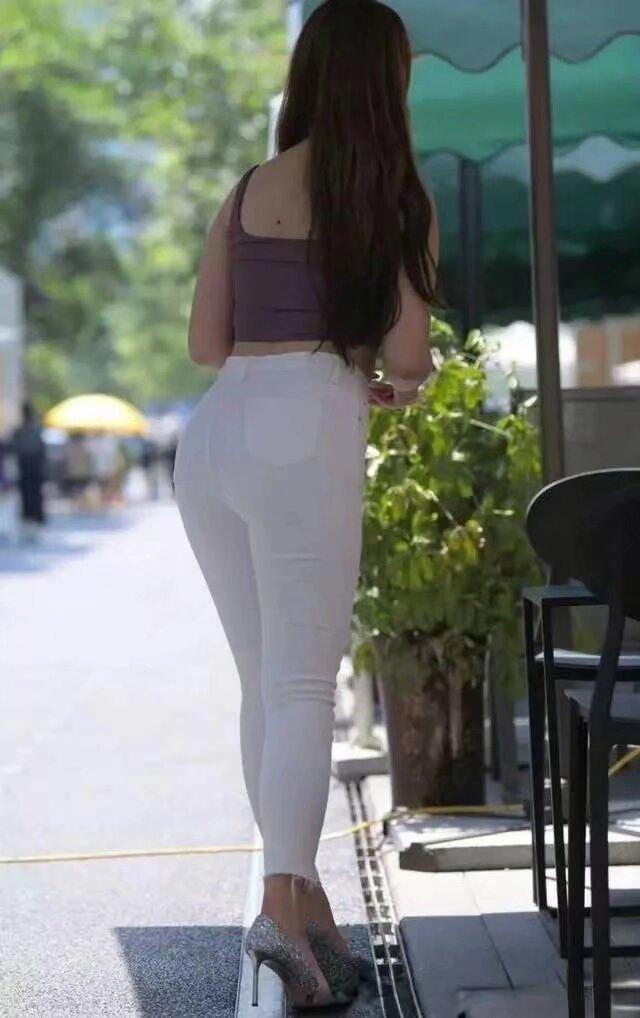 婚外情中，往往先表白的，是男人，半推半就的，是女人；之后临阵脱逃的，是男人，最终