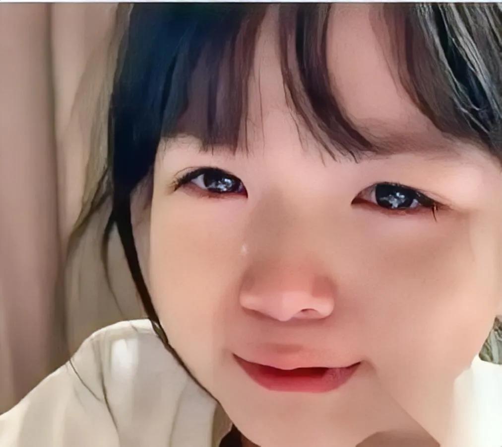 三年级女孩的一句话把全班家长都噎住了。班主任举着她没写完的练习册，翻着白