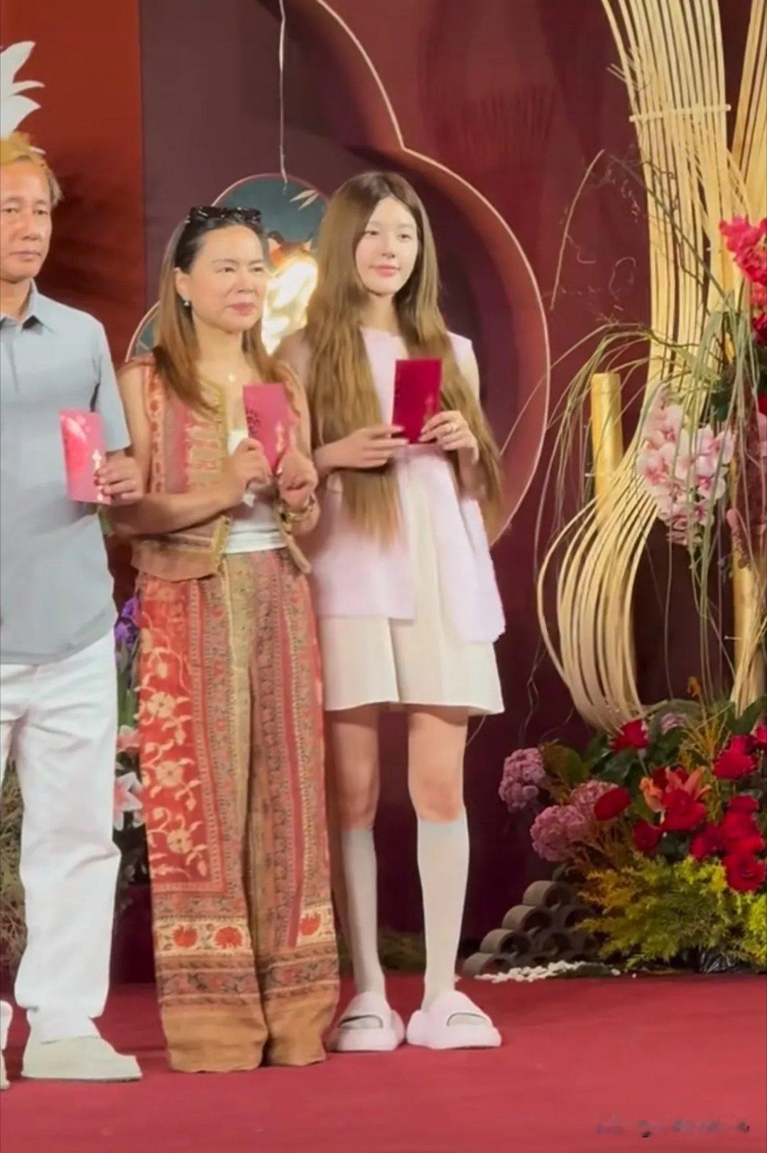 5月31日，赵露思在奶奶80岁寿宴，跟爸妈一起给奶奶磕头领红包