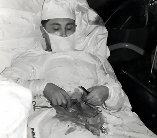 1961年，南极考察站里，27岁的苏联医生满头大汗地给自己注射麻醉剂，然后切开自