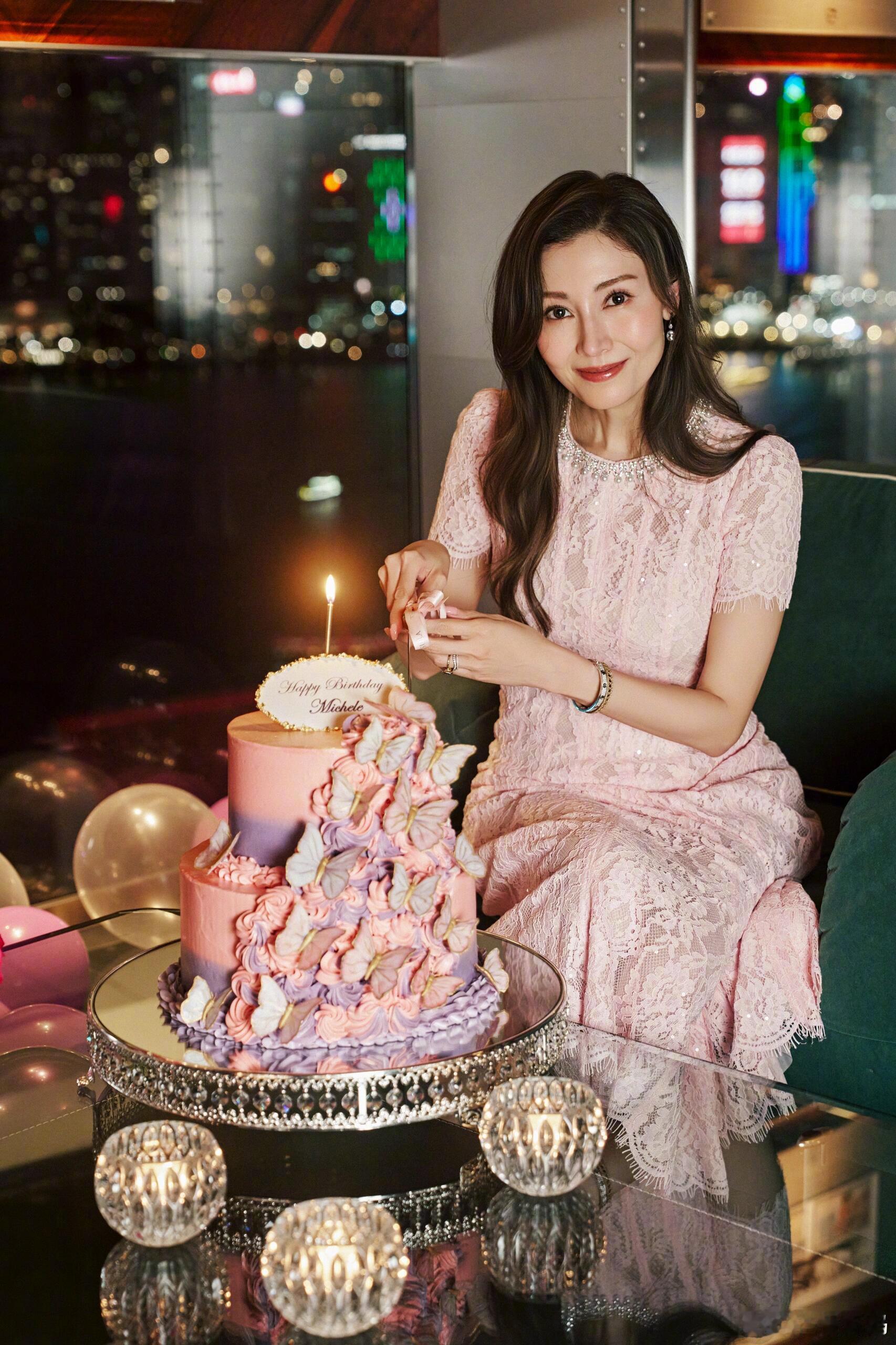 李嘉欣生日晚宴照，大合照真的直观感受到明星和普通人的区别​​​