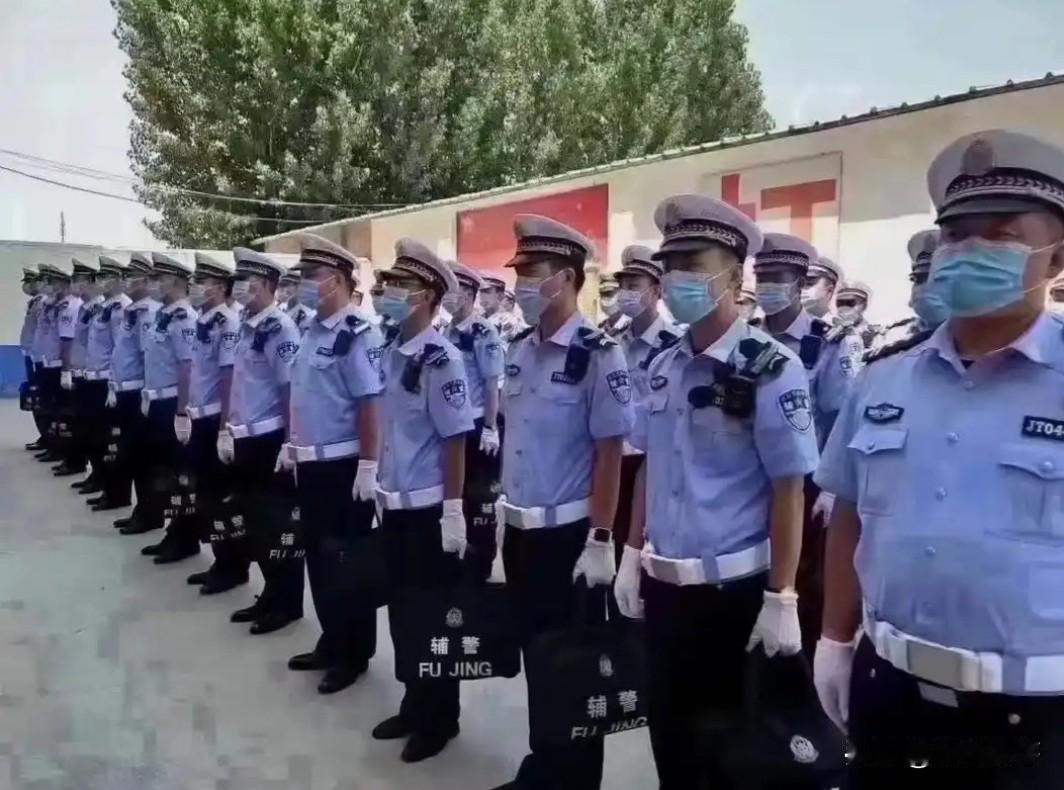 请问：辅警属于编外正式工还是临时工？答案：辅警属于编外正式工，虽然没有正式警