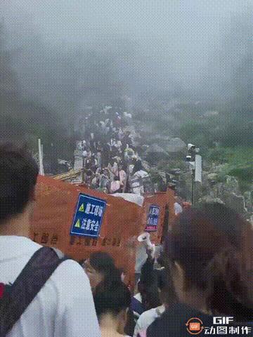 国庆假期第一天，一名男子去旅游，结果景区人山人海，直接堵在山道上了，他本想着掉头