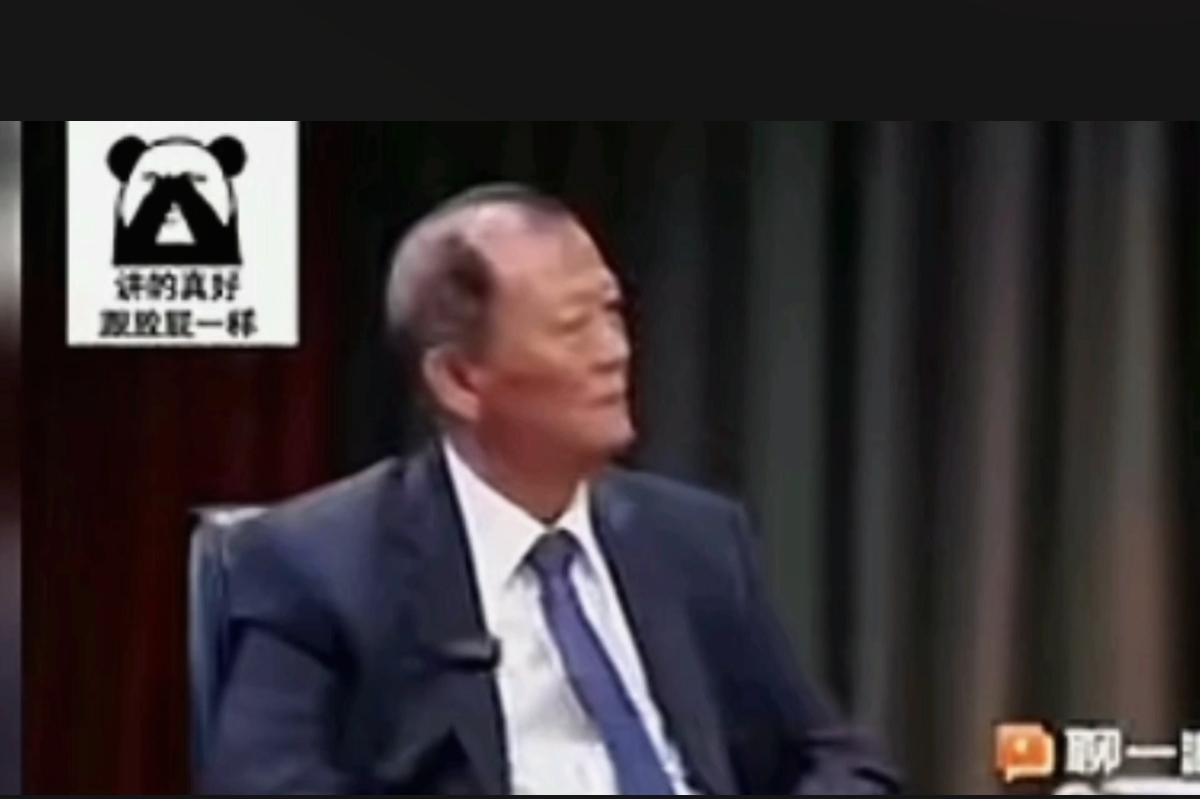 【他看着张丹丹】听着她的滔滔不绝，可能被震撼到了。你们知道他是谁吗？