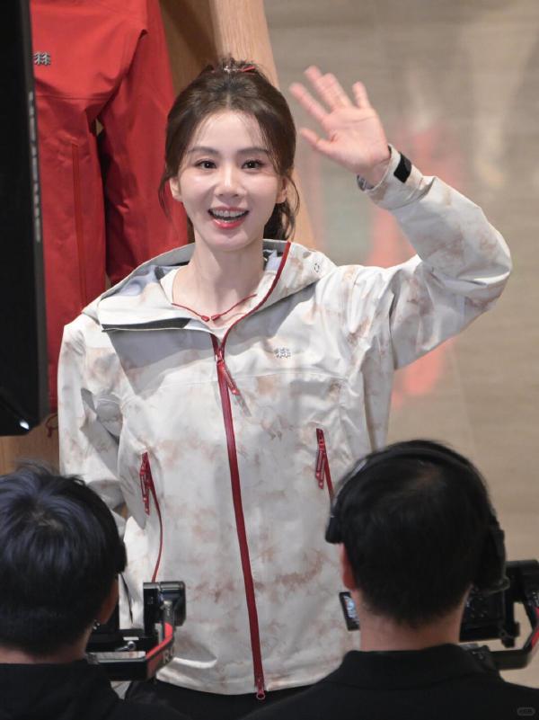 今天刘诗诗在出席活动的时候搭配的好漂亮，她这回穿了一身运动装，整个人凸显出了活力
