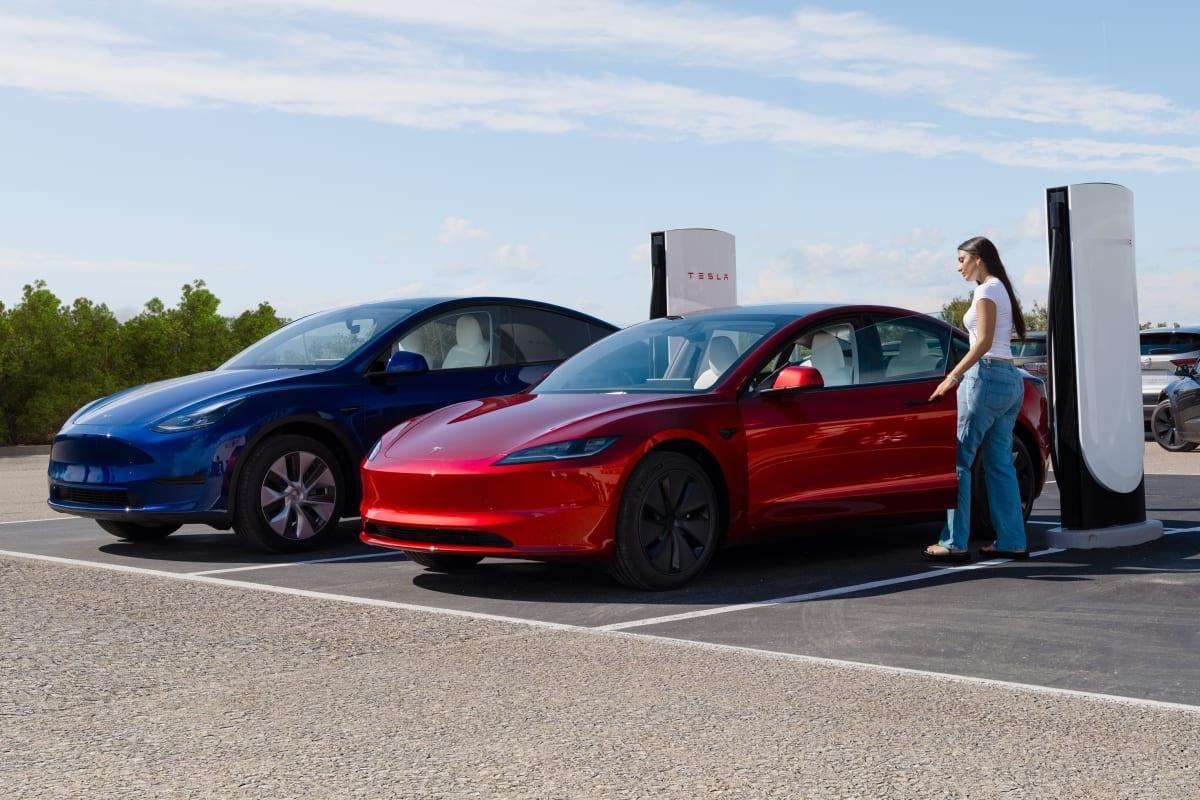 特斯拉：让司机使用简单的门把手技巧！特斯拉正在推出一项新的超级充电功能