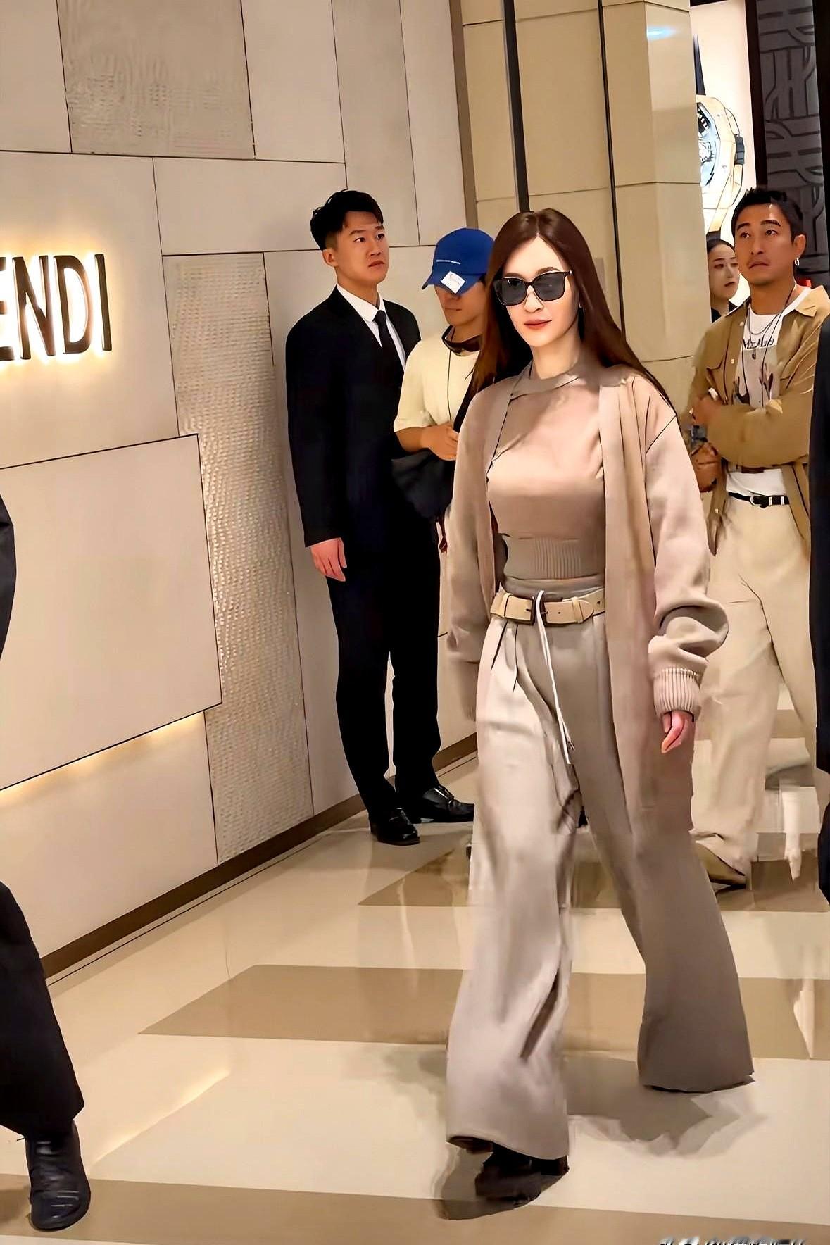 沈阳万象城的一组路人抓拍图火了，换普通人穿绝对像麻袋的松垮衣服，在她身上却成了绝杀。一身浅咖色宽松开