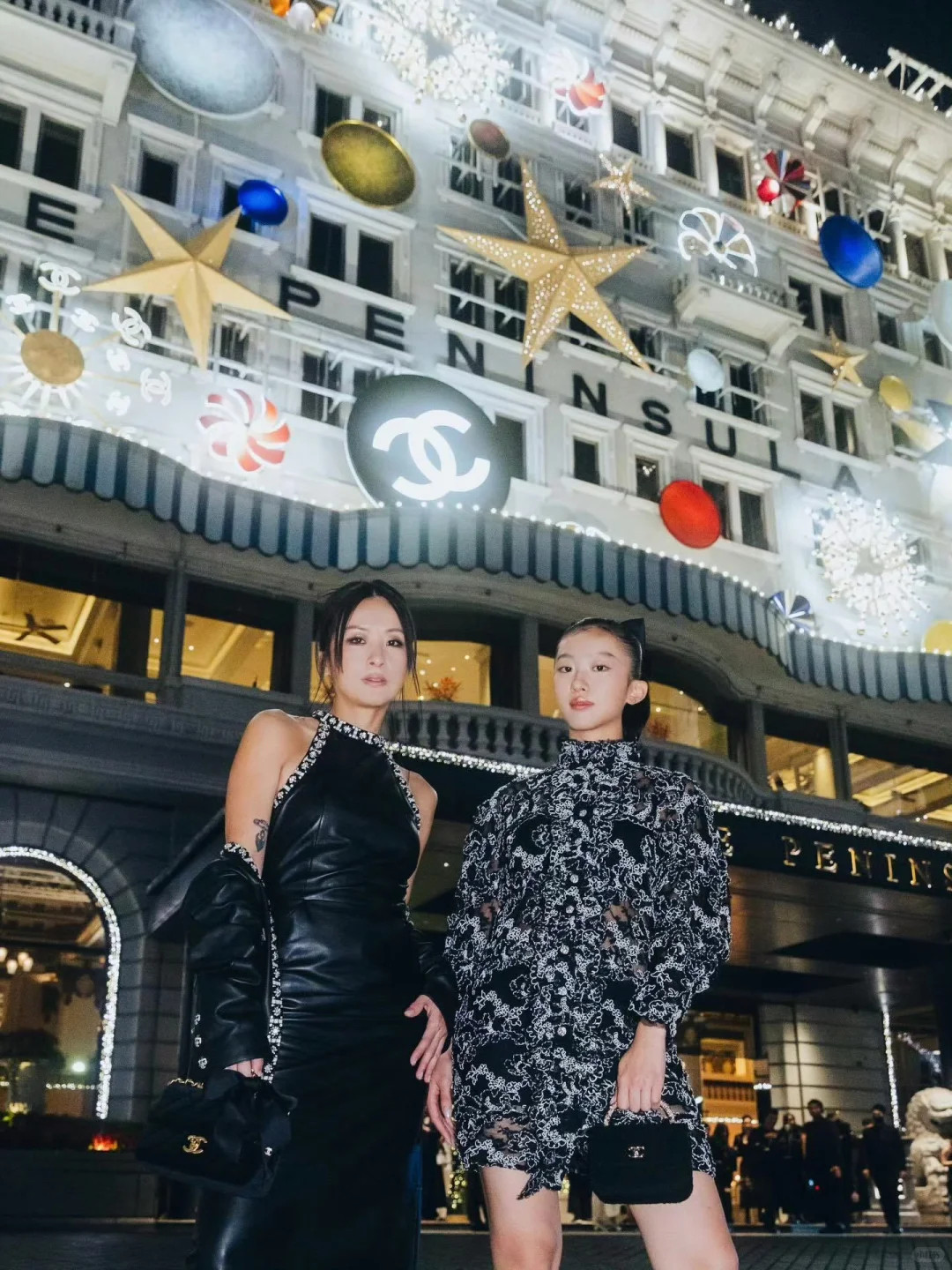 陈康堤和妈妈徐濠萦，一起出席香港半岛酒店的圣诞灯饰活动