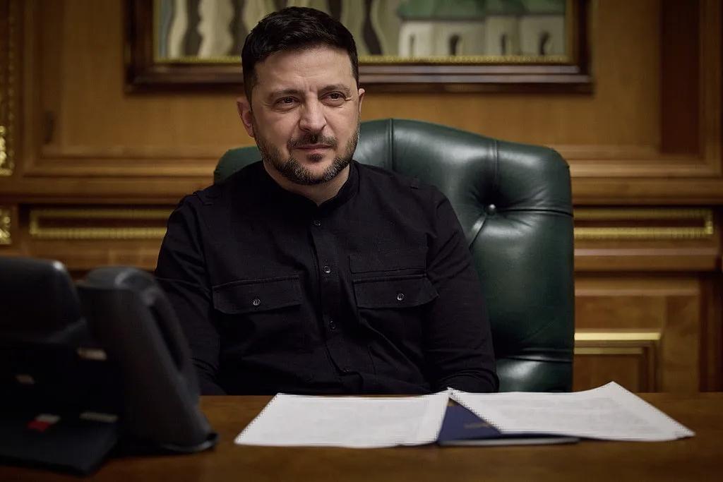 泽连斯基目的是拖延自己的死亡期限！日前，美国一名资深知名记者透露，泽连