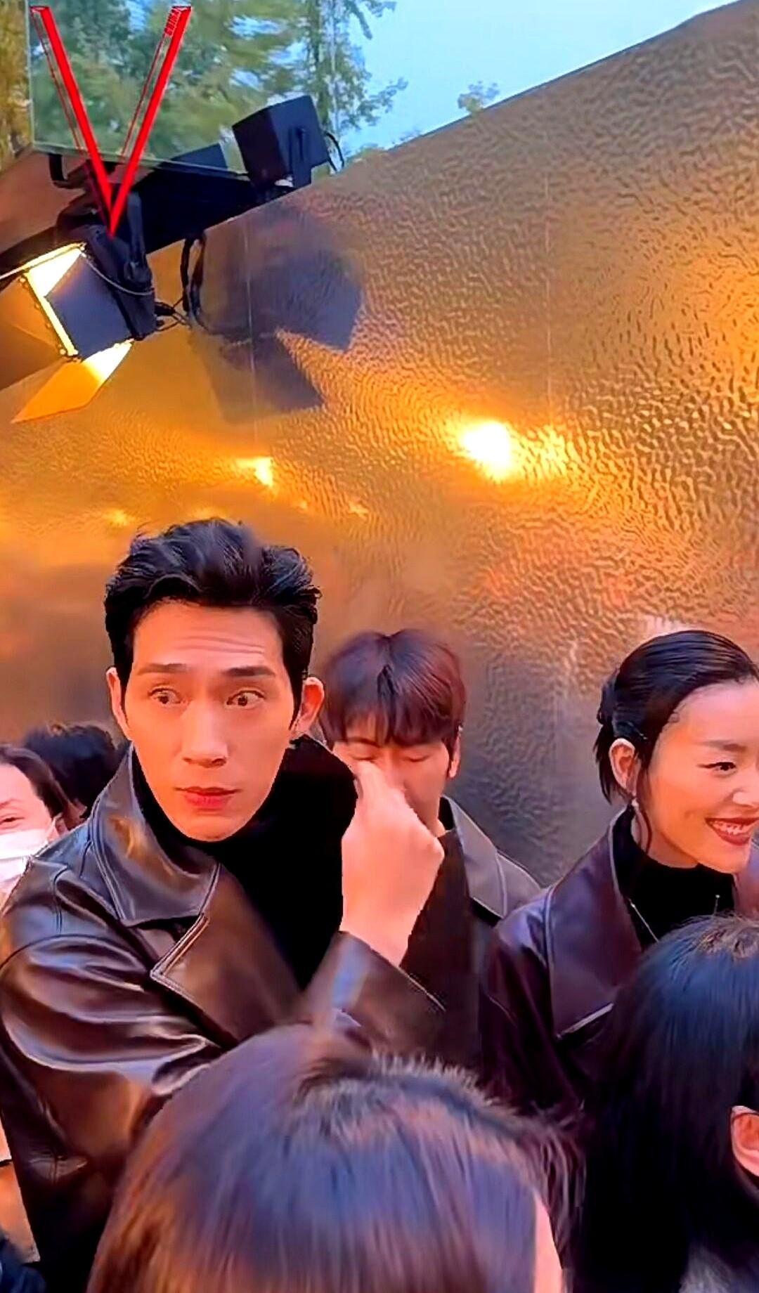 井柏然和刘雯穿同一件皮衣，不是撞款，是品牌早排好的戏。座位挨着，衣服一样，连笑