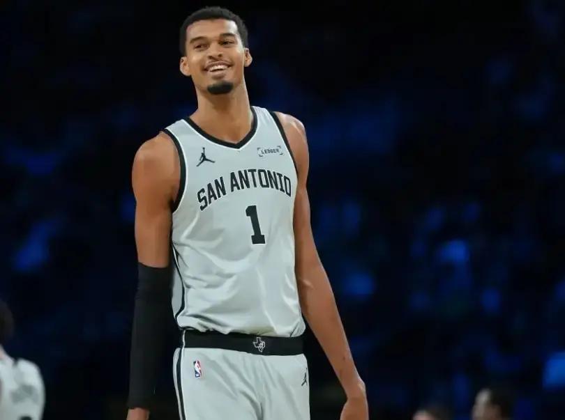 别再吹文班亚马的天赋了。马刺输球的真相，藏在一个他拼命掩盖的习惯里。看过录