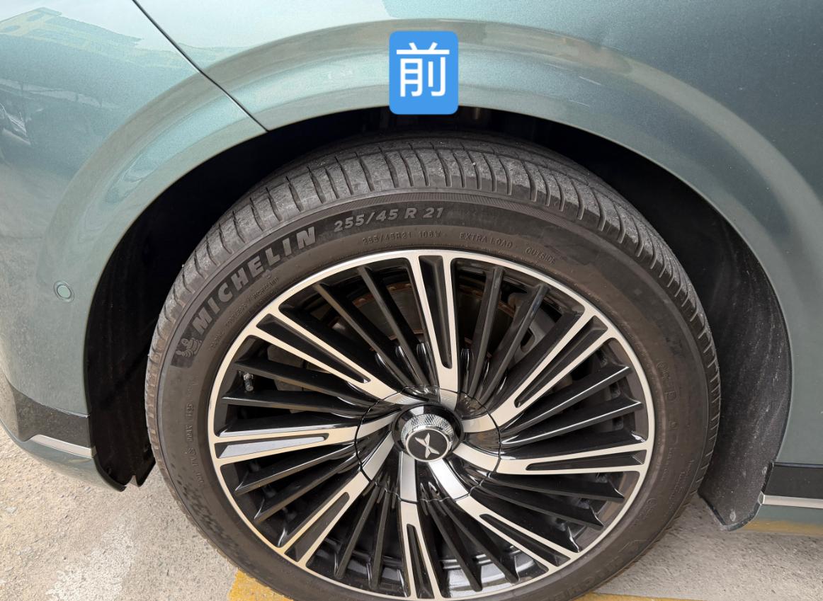 我发现电动汽车开久了会有一个问题，容易打滑。一开始我觉得更换了轮胎会好一些，但其