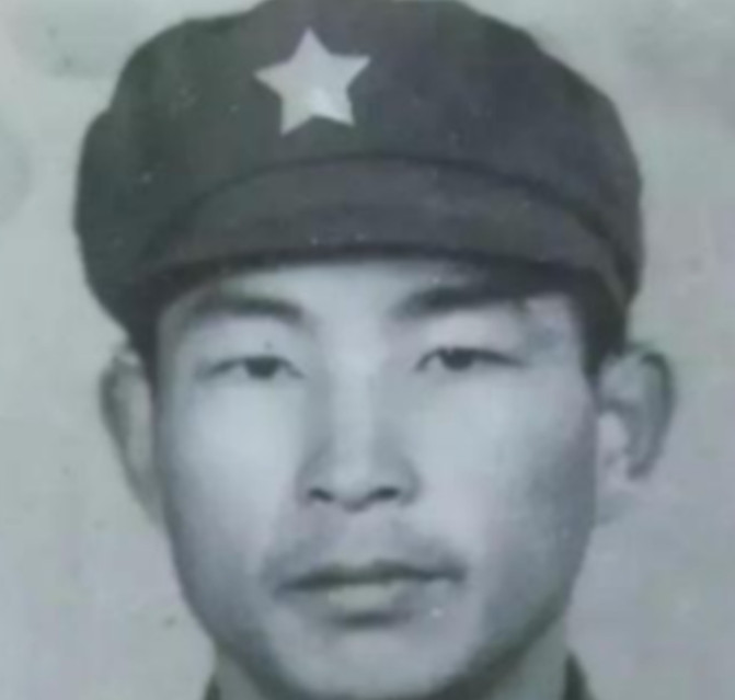 1980年，一名小战士许明习被十几名越军团团围住，越军看他落单，就打算活捉回去领