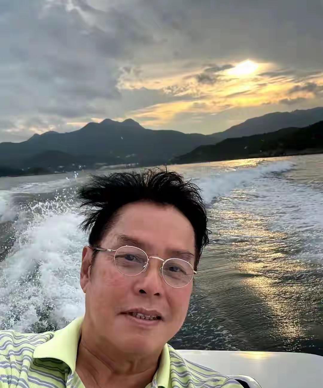 74岁的谭咏麟，在华语乐坛那可是响当当的人物，他的歌声陪伴了一代又一代人。8月2