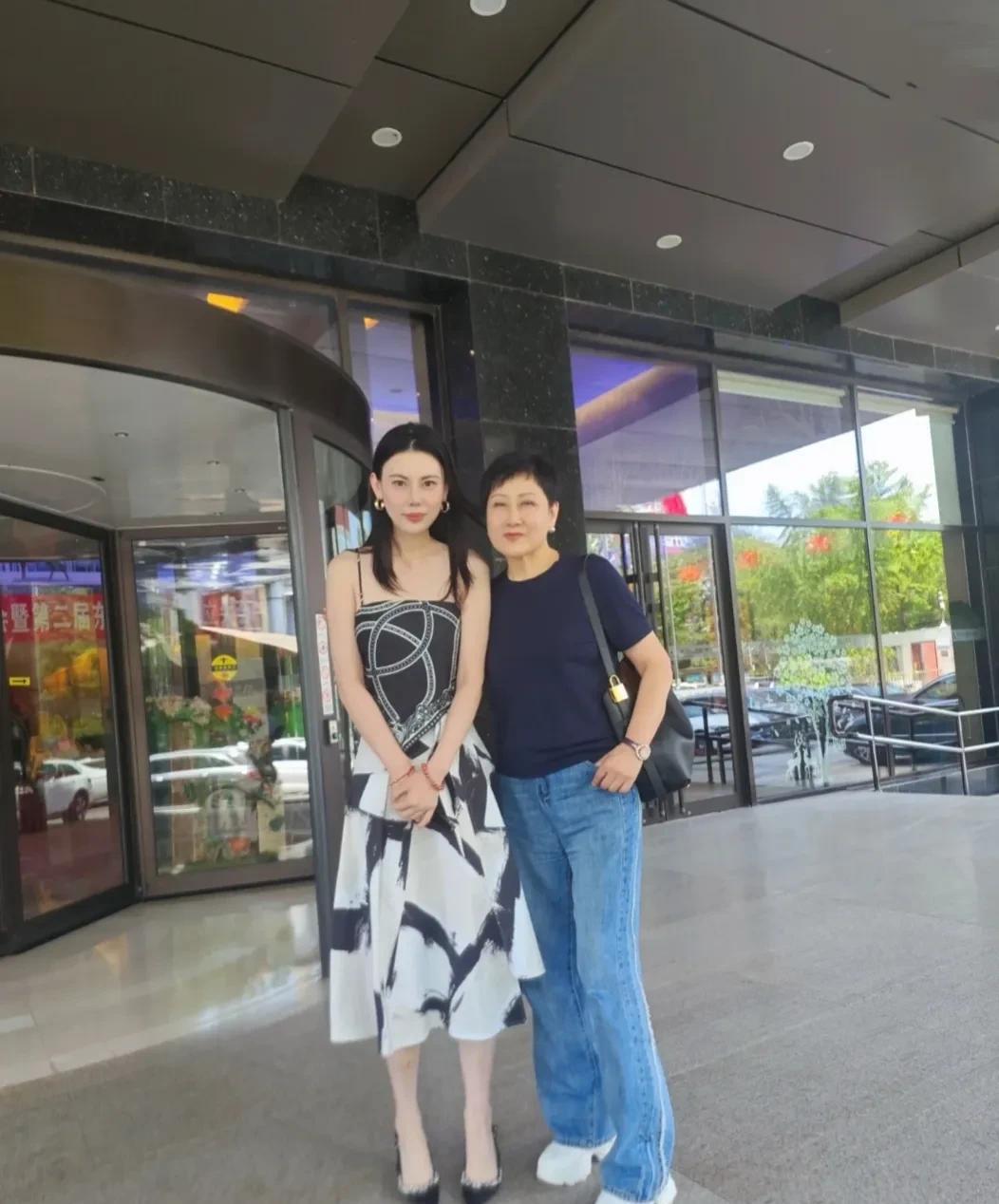 张凯丽终于在正常的年纪有着正常的穿搭，不再执着于穿着短裤、露出大长腿了。深圳遇