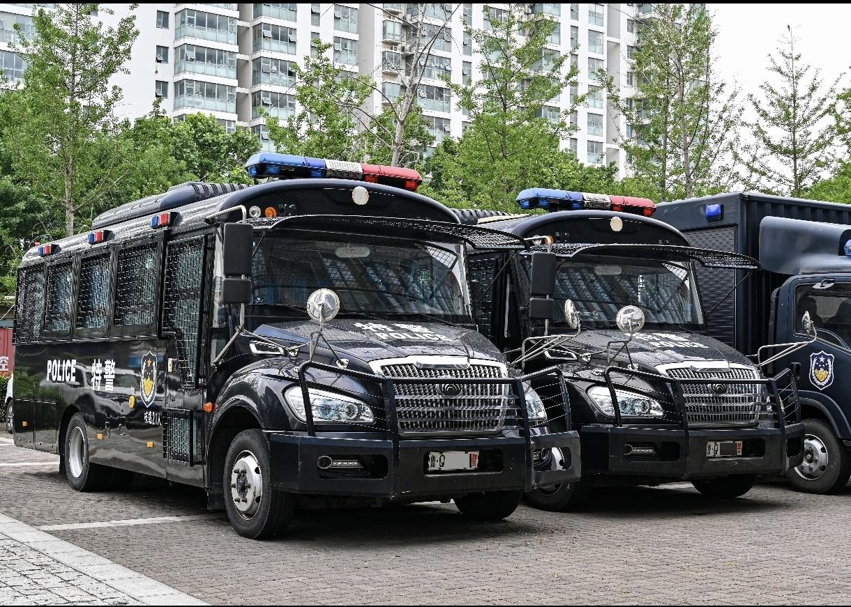 宇通特警运兵车与幼儿园校车尺寸好像差不多。把校车模具发挥最大化，玻璃防弹吗？有点