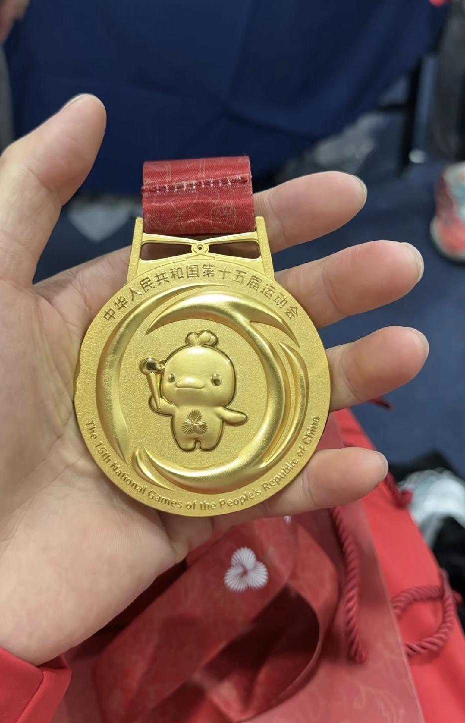 载入历史。广东男篮是全运会男子篮球项目成年组最后的一届冠军球队了。下一届全运会男