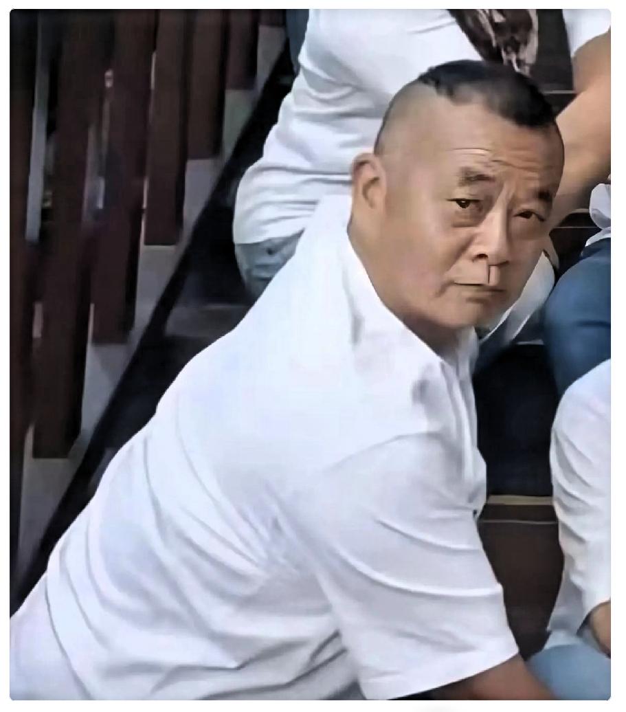 痛快！伊犁警方终于安排了，重庆“白嫖王”碰瓷酒店已正式立案。看到这消息，我心