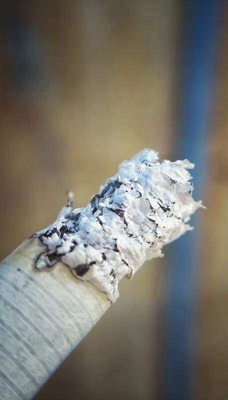 烟草公司不地道啊！大家有没有发现，现在你点烟后。烟卷自动燃烧的速度很快，你不抽