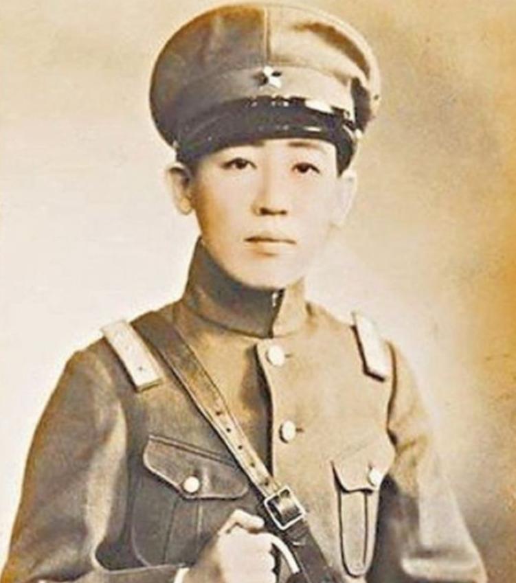 1945年，川岛芳子落入军统手里，可军统手段用尽，她就是没反应。这时，戴笠拿着尺