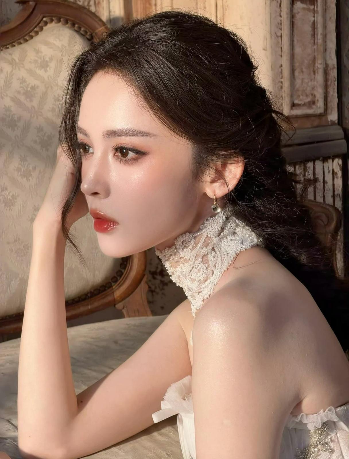 白蕾丝抹胸礼裙，复古红唇，古力娜扎美得像中古画报