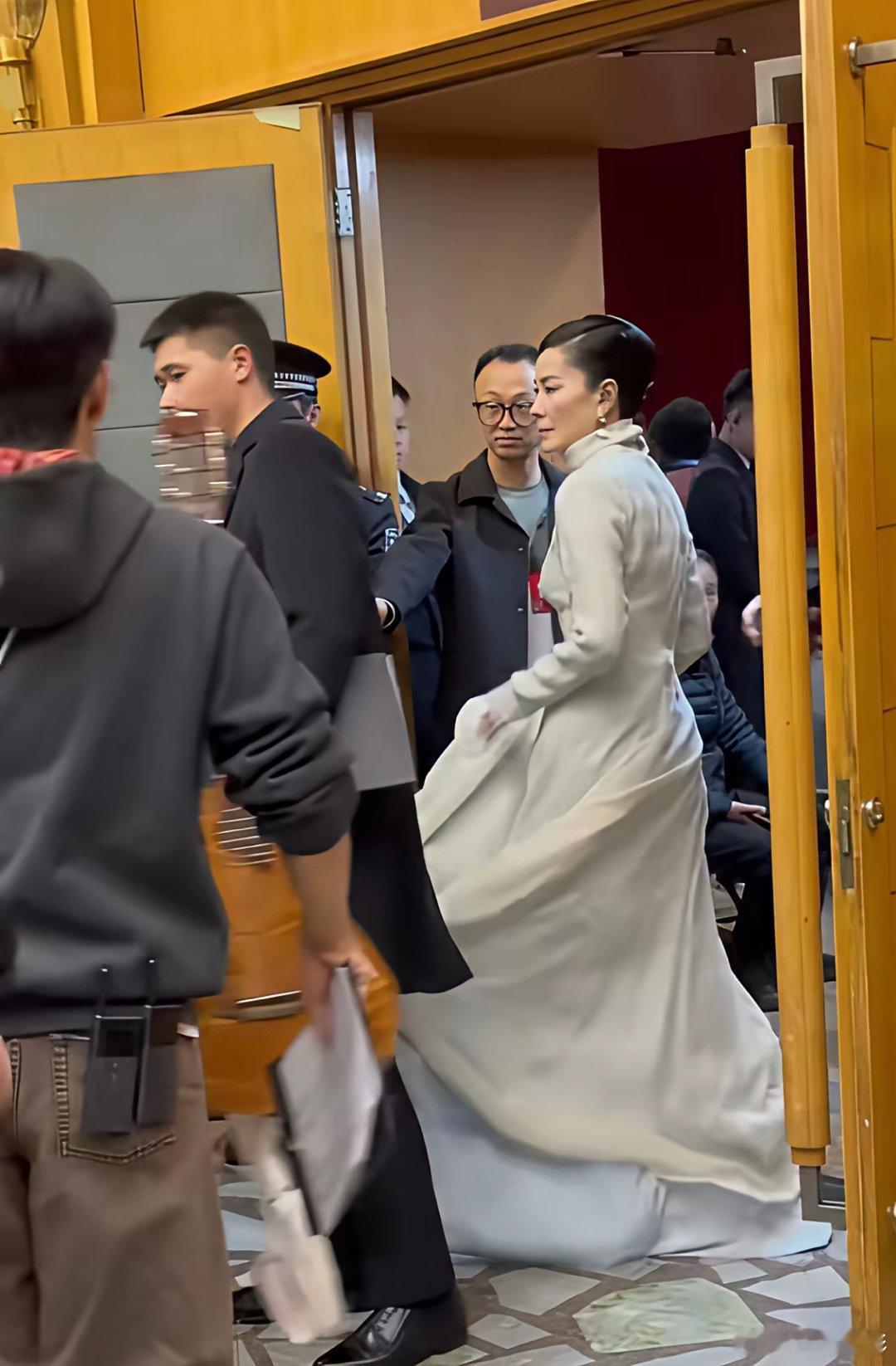 现在也只有春晚请的动王菲了，果然等到她参加彩排了。看背影依旧仙气飘飘，短发酷飒，