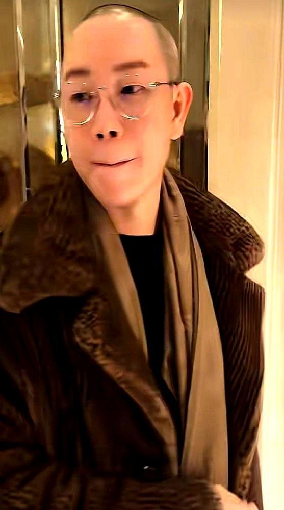 化妆师一件皮草1万7，天后王菲的白裙子，却连个标都没有。马年春晚后台，Zi