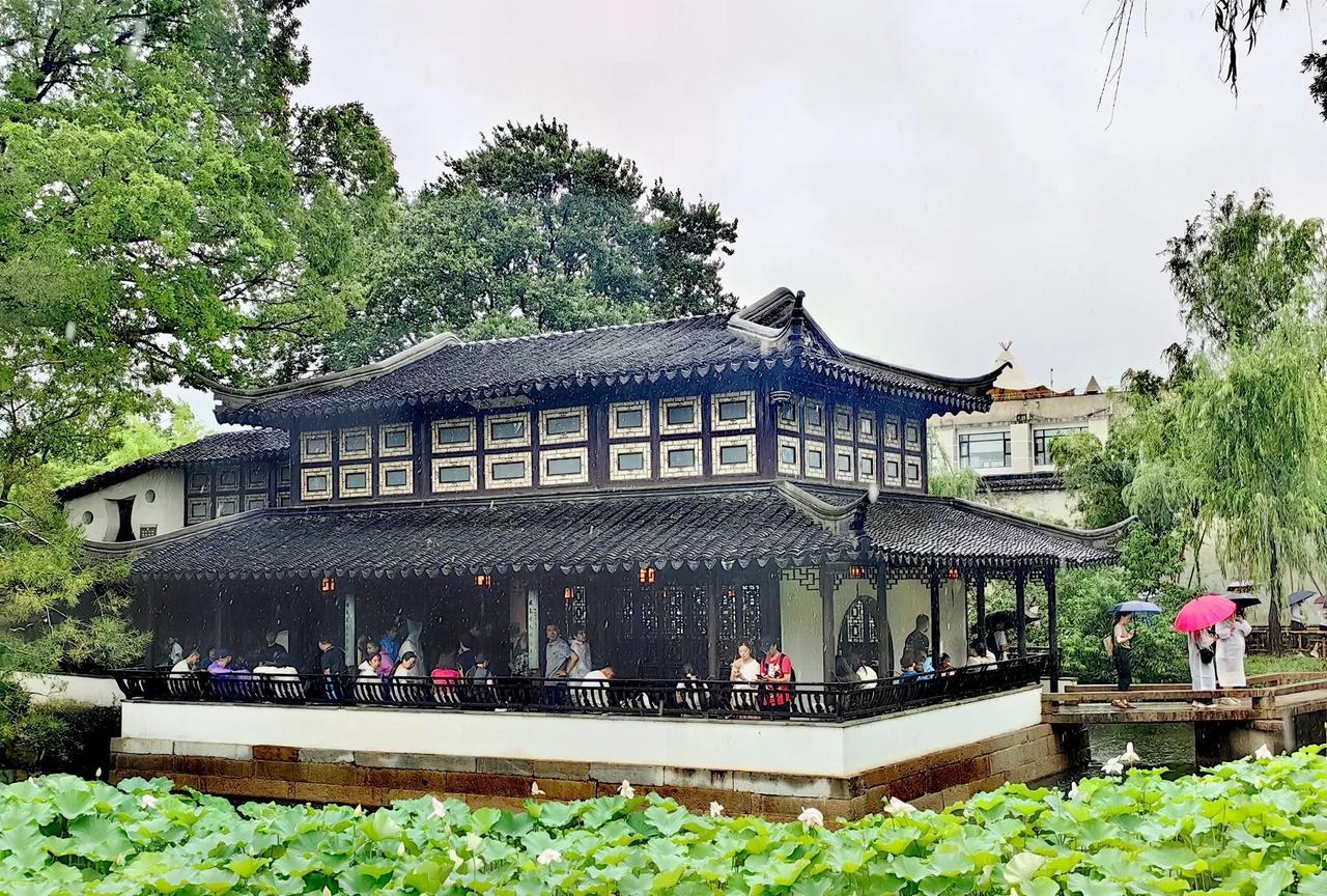 从上海进入苏州界面，明显感觉高楼大厦多了，感觉更有活力，是片面了还是错觉。苏州
