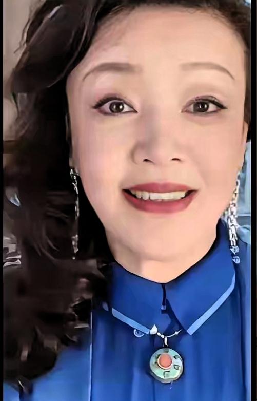 兰姐她今天忙得很,麻六记店里人很多,有家长带孩子来吃饭,六一期间就是这样,