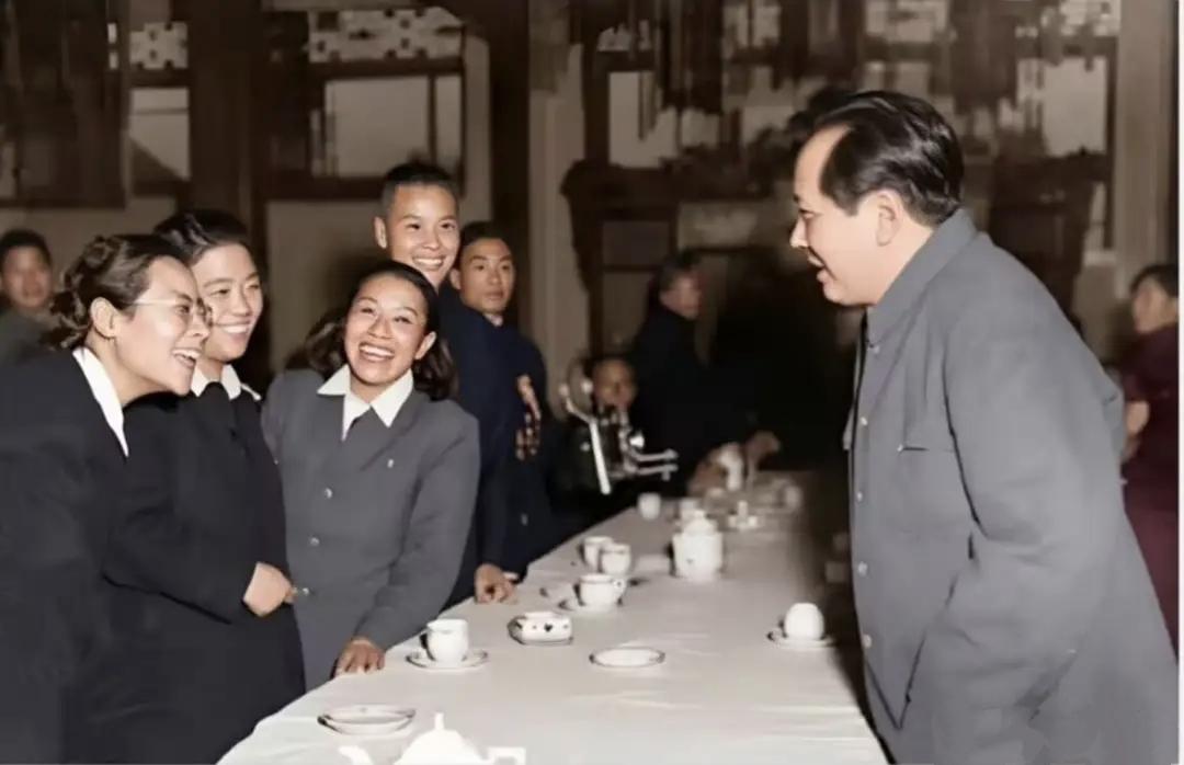 这是1951年，在全国政协一届三次会议上，毛主席与民进创始人之一，曾任三届民进中