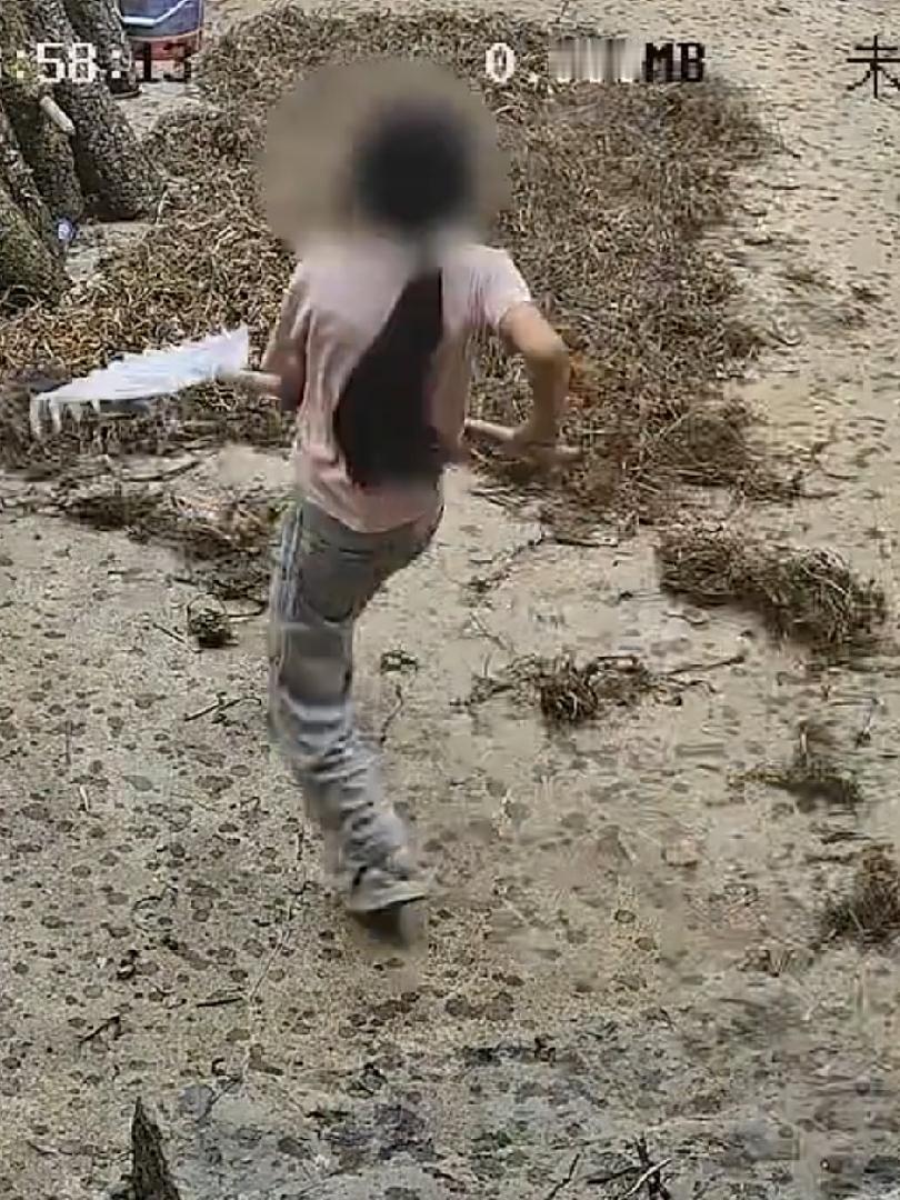 小小年纪，却扛起了生活的担子，看完心里五味杂陈。云南曲靖，大人外出的时候突然下
