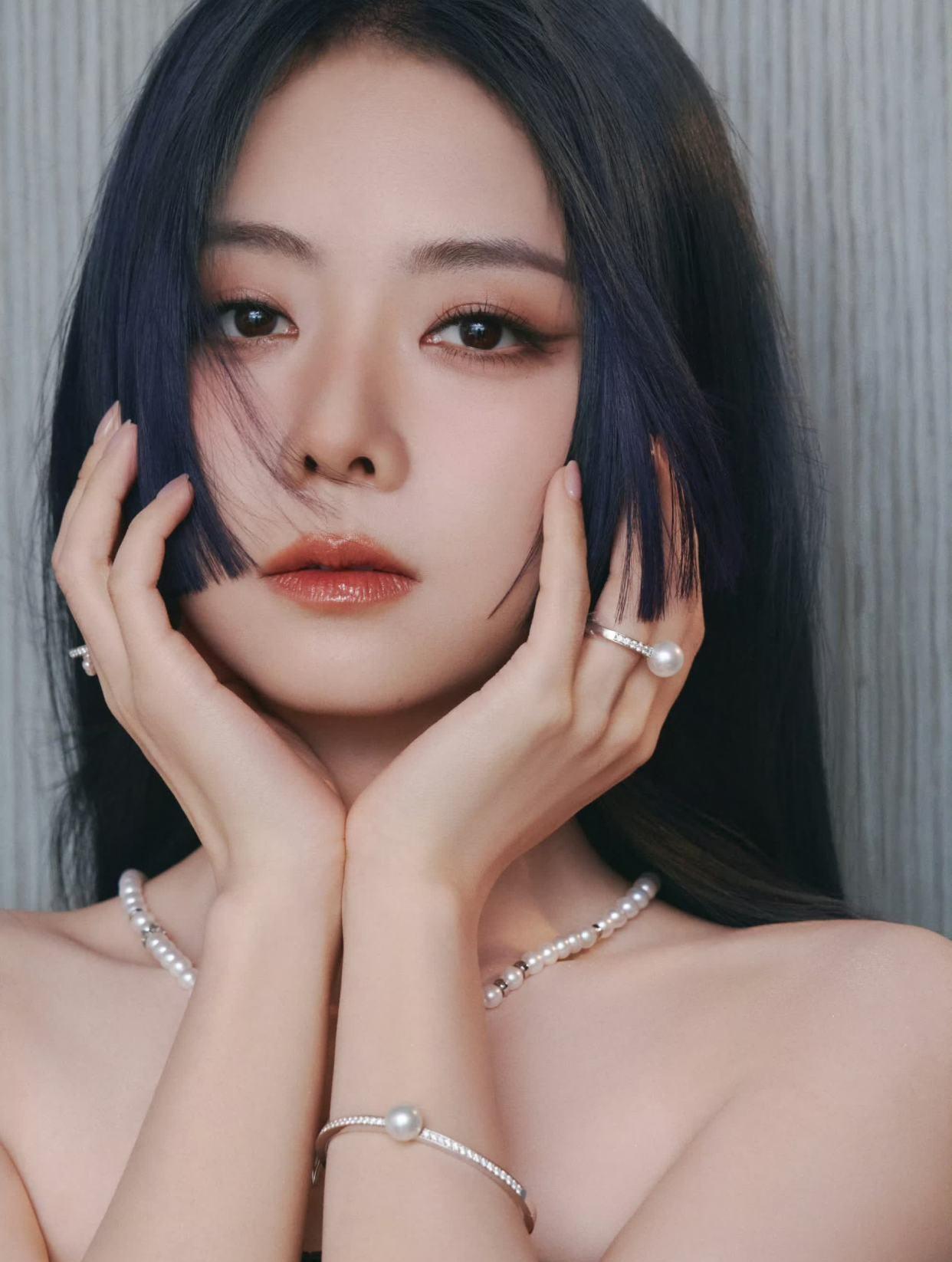 谭松韵身穿诱人的黑色丝袜和高跟鞋，展现出迷人的女王气场！