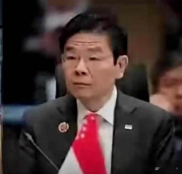 中国芯片进口，去年暴跌了15%。这不是因为需求少了，而是我们自己能造的，越来越