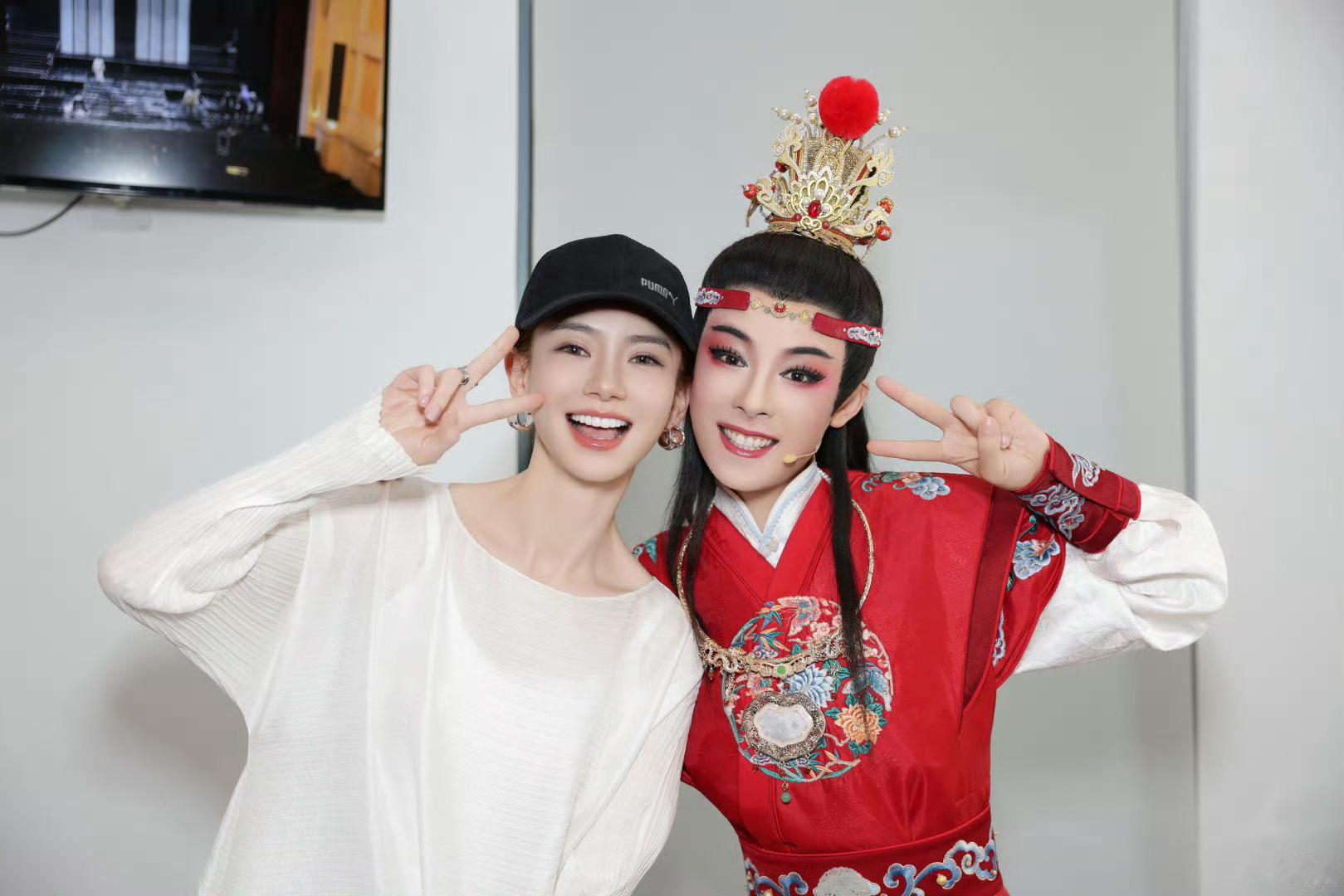 戚薇去看陈丽君演出了！！还晒了合照[抱抱][抱抱]​​​