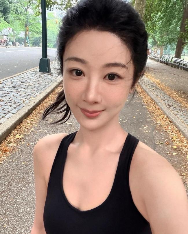 8月2日，网传网友偶遇晨跑女子疑似杨紫引发讨论，随后杨紫在社交平台晒出纯素