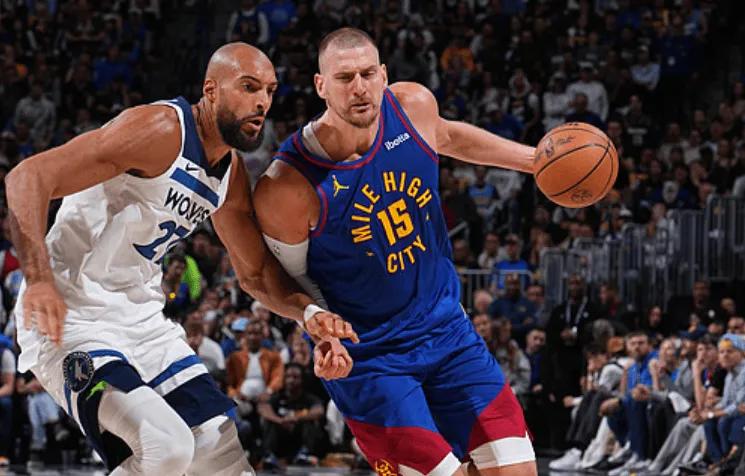 我在网上看有个球迷统计约老师本场比赛的摔倒情况，倒地多达13次，恍恍惚惚快要倒地