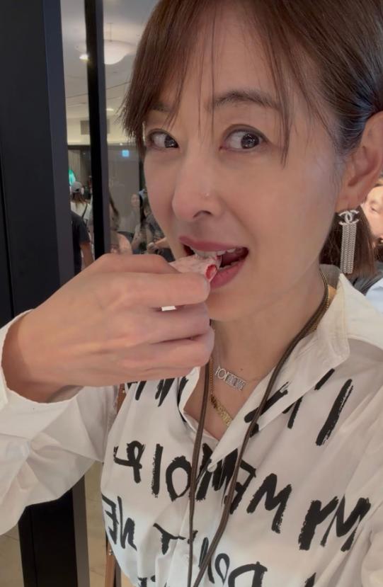 台北101的董事长贾永婕最近又上热搜了。这次是她在社交平台发文，说对岸网友都在她