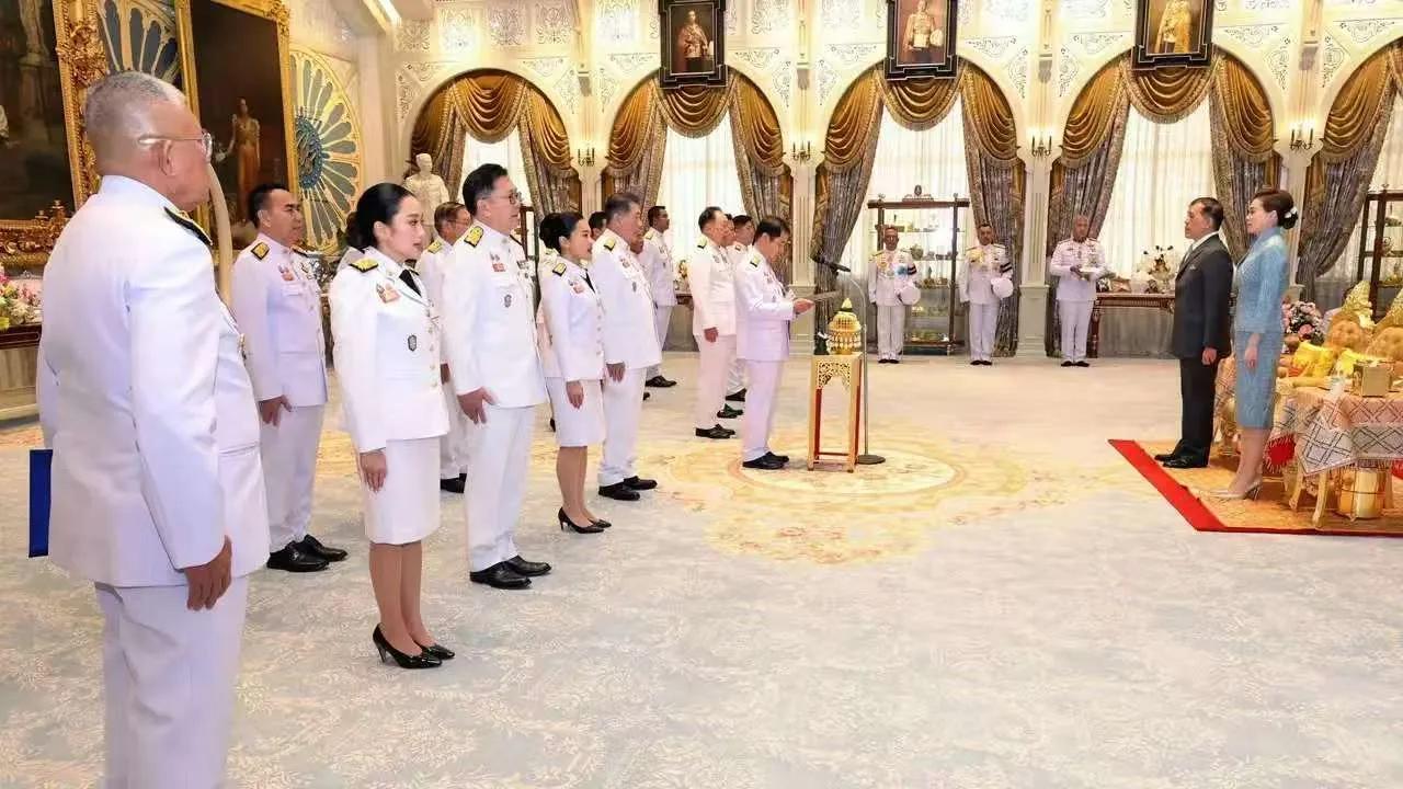 佩通坦和丈夫分别出生于哪一年，当上总理后，做了哪些措施？首先佩通坦1986年出