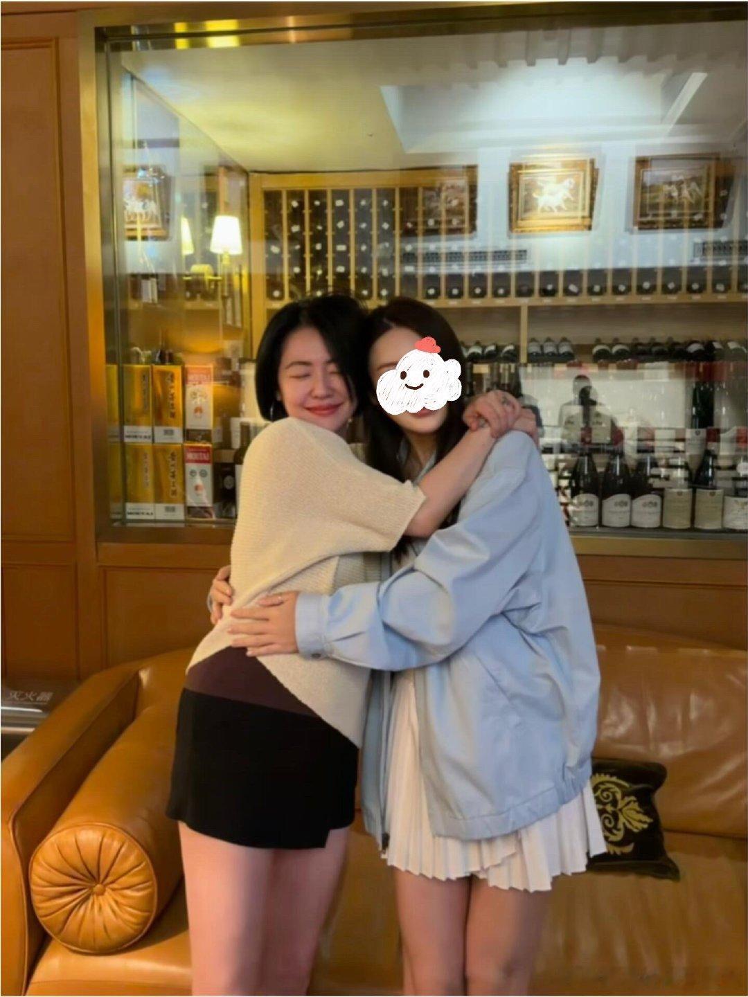 吃饭偶遇小S两人合照的时候，小S那个笑容真的太治愈了，感觉整个人都在发光，亲和力