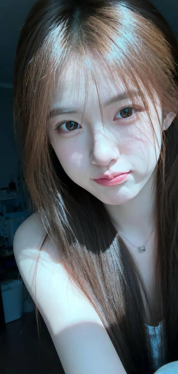 阳光洒落，少女微笑，温暖如春日。可爱美女欣赏图片甜美微笑写真阳光少女照