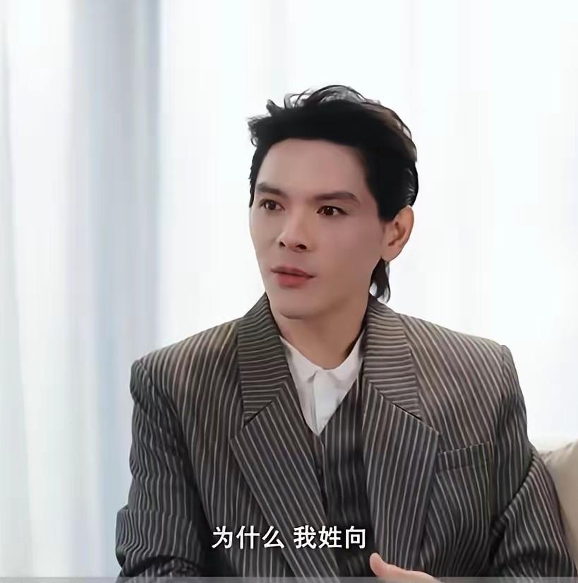 向佐的采访看了，突然明白为什么他硬捧不红了。不是因为他长相不够帅，也不是因为他演