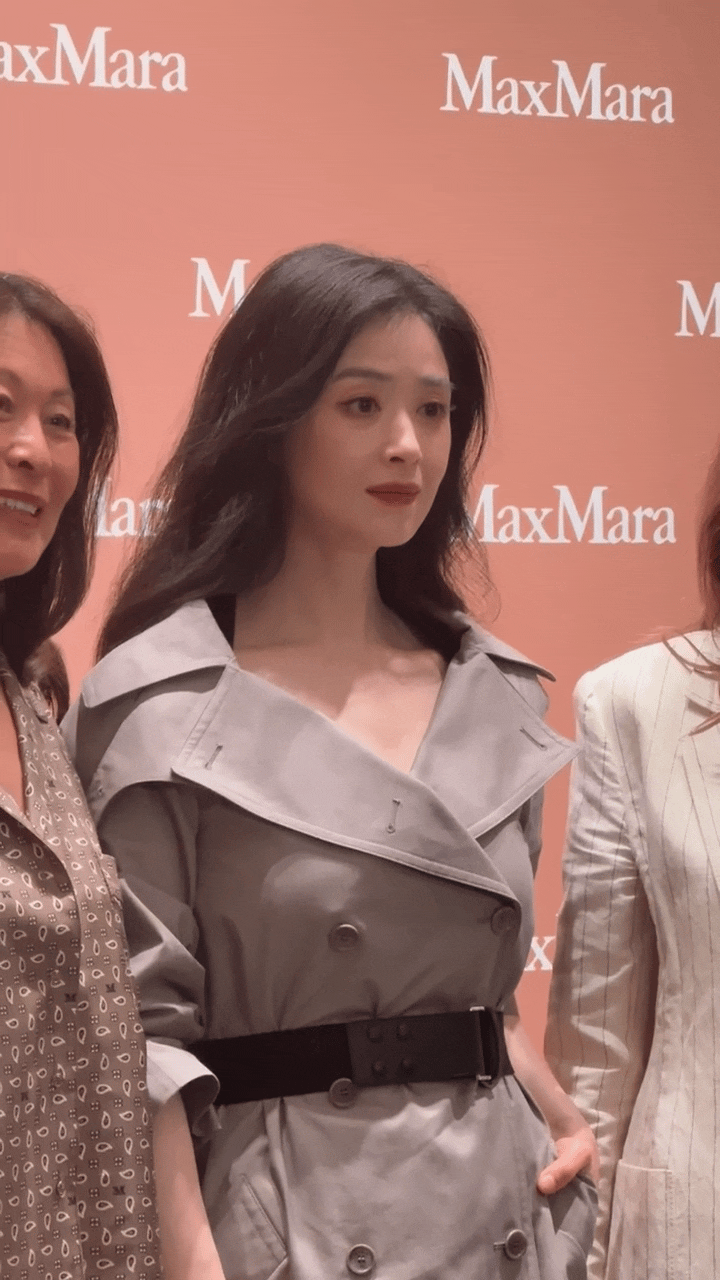 蒋欣这穿搭非常高级，她不仅人美，而且很有个人特点，观众缘非常好！