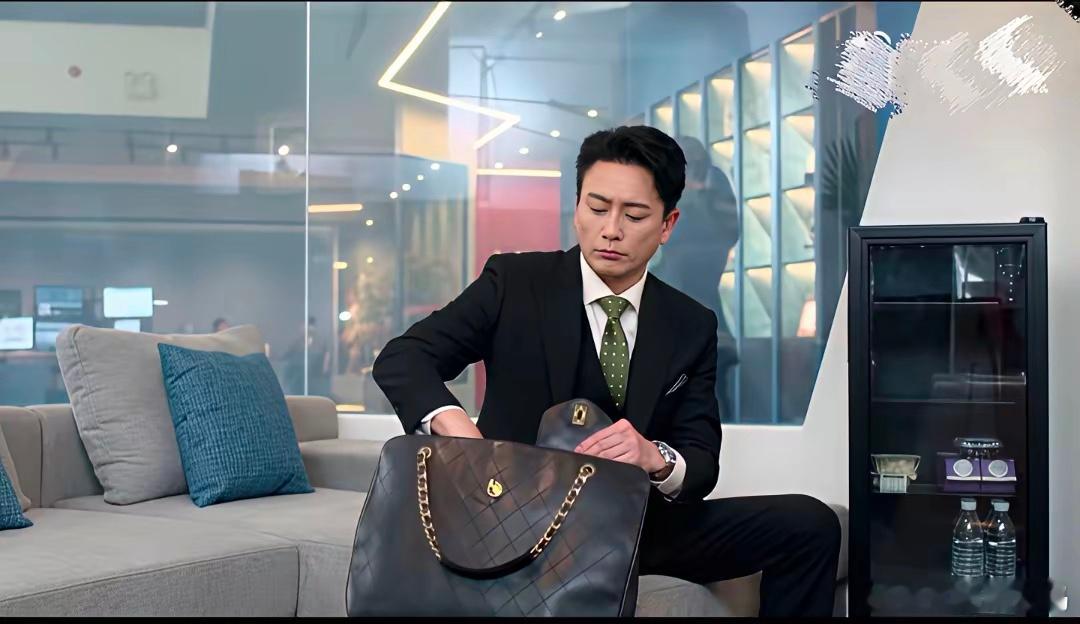 《新闻女王2》的广告植入笑死人了，黄宗泽一到办公室，从LV包包里掏出了一堆舒化奶
