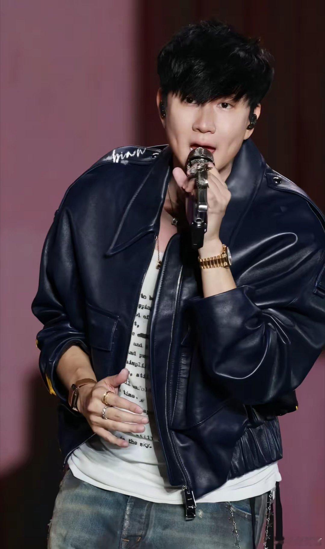 44岁林俊杰和女友同框照疑曝光！穿情侣装逛美国街头被偶遇。继胡彦斌和易梦玲的亲吻