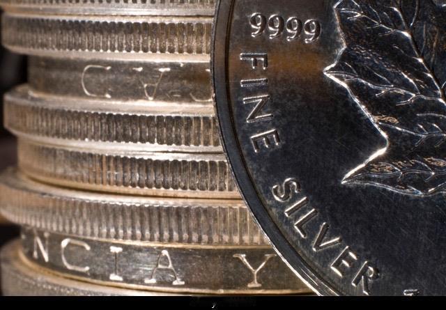 昨日金价企稳回升，都是谁在操纵黄金价格？黄金价格是由宏观基本面、央行行为、大