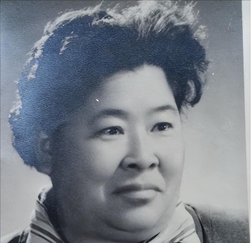 1935年，土匪黑七提出要与红军单挑，何子友去迎战，她对黑七说：“比武如果我赢了