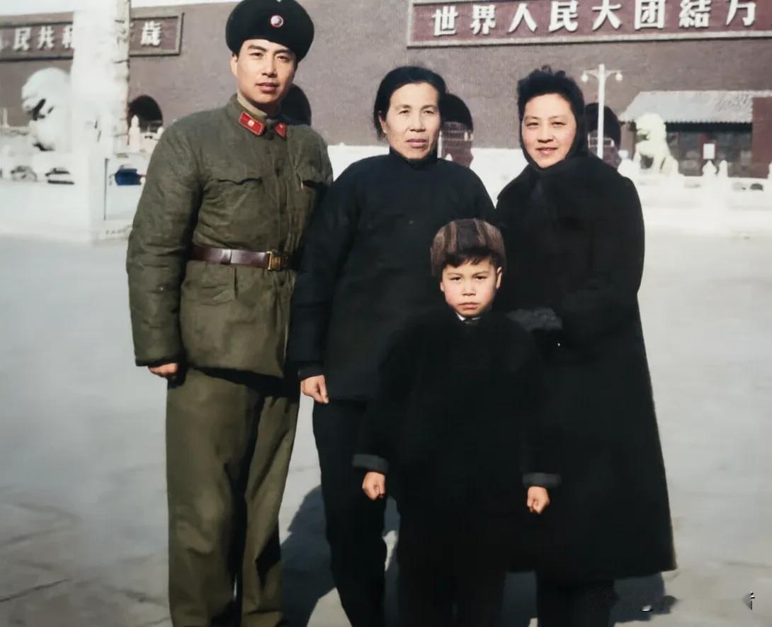 1961年冬天，天安门广场前的一张家庭合影。照片里，背景“世界人民大团结万岁”